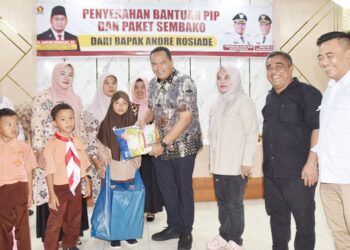 Puluhan Pelajar SD di Pariaman Terima Bantuan PIP dan Sembako dari Anggota DPR RI