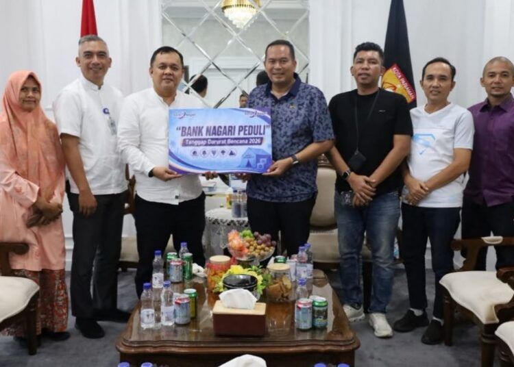 Kepala Cabang Bank Nagari Pariaman, Budi R Setiawan, menyerahkan bantuan bagi warga terdampak musibah kebakaran kepada Wali Kota Pariaman, Yota Balad, di ruang kerja wali kota, Jumat (12/6/2026).