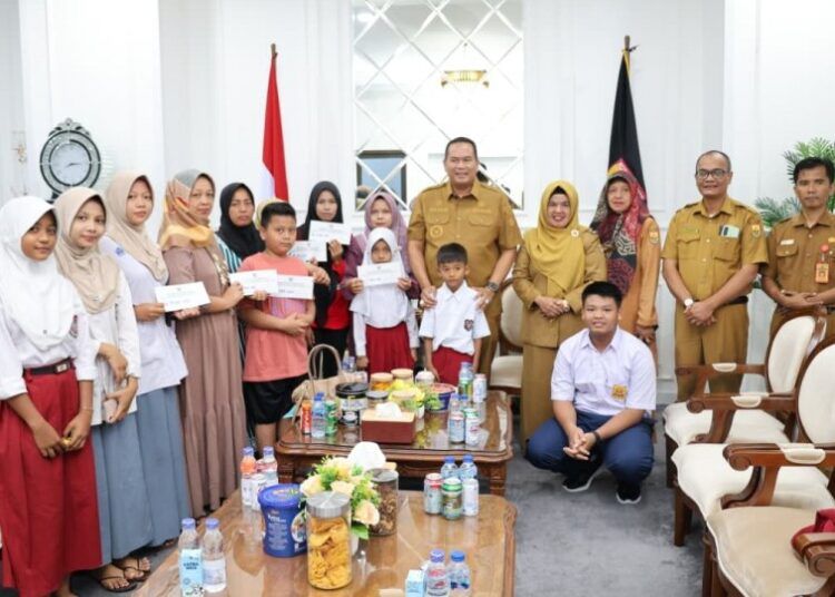 Wali Kota Pariaman, Yota Balad, menyalurkan bantuan sosial kepada warga yang terdampak kebakaran serta kejadian pohon tumbang.