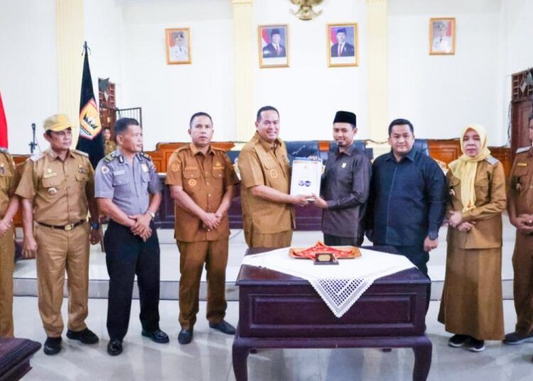 Wali Kota Pariaman, Yota Balad, menyampaikan laporan pertanggungjawaban pelaksanaan Anggaran Pendapatan dan Belanja Daerah (APBD) serta Laporan Keuangan Pemerintah Daerah (LKPD) Tahun Anggaran 2025 dalam Rapat Paripurna DPRD Pariaman, Senin (15/6/2026).