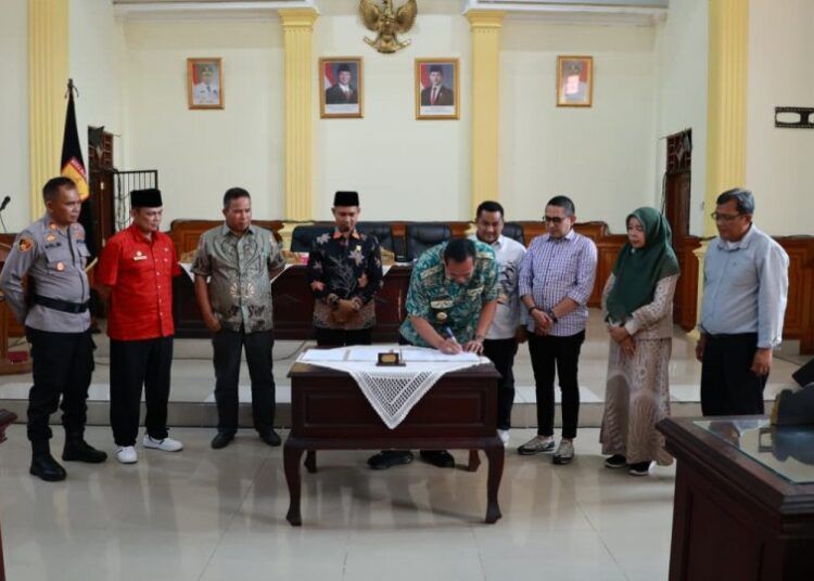 Pemerintah Kota (Pemko) Pariaman bersama DPRD Kota Pariaman resmi mengesahkan Rancangan Peraturan Daerah (Ranperda) tentang Kawasan Tanpa Rokok (KTR) menjadi Peraturan Daerah (Perda) dalam rapat paripurna di ruang sidang utama Kantor DPRD Kota Pariaman, Sabtu (27/6/2026).