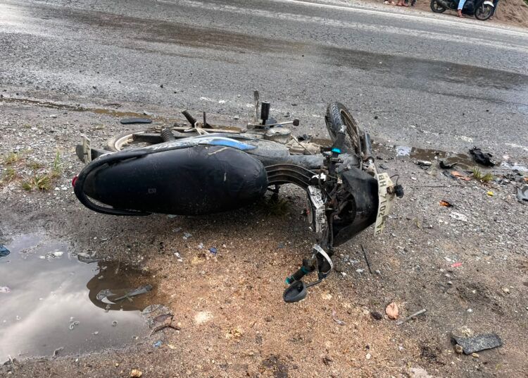 Kondisi motor korban usai tabrakan dengan truk di Jalan Lintas Sumatera, tepatnya di Jorong Limau Kapeh, Nagari Sungai Jambur, Kecamatan IX Koto Sungai Lasi, Kabupaten Solok, Senin (29/6/2026) sekitar pukul 17.00 WIB.