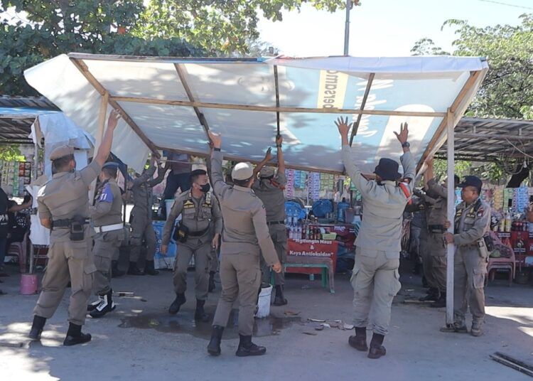 Satuan Polisi Pamong Praja (Satpol PP) Kota Padang melakukan pembongkaran lapak pedagang kaki lima (PKL) yang melanggar ketentuan ketenteraman dan ketertiban umum di kawasan Pusat Kuliner Pantai Padang, Selasa (23/06/2026).