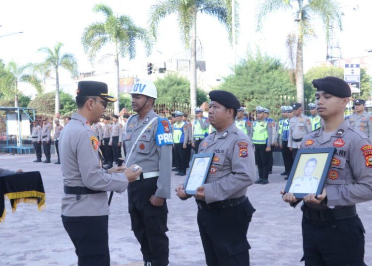 Polres Dumai, Riau, memecat dua polisi dalam upacara di halaman markas polres tersebut pada Senin (25/5/2026) pagi. Foto: Polres Dumai