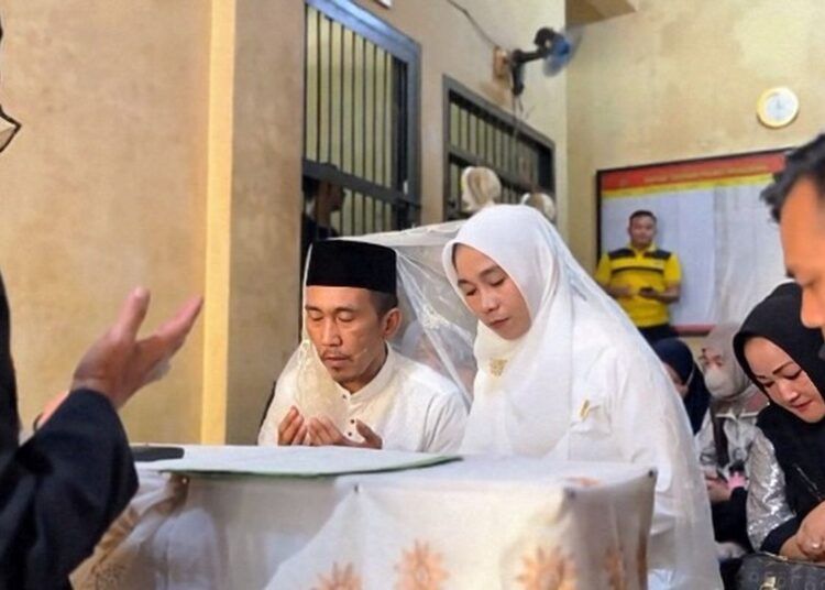 Seorang tahanan kasus narkoba yang ditahan di rumah tahanan (rutan) Polres Pringsewu, Provinsi Lampung, menikah di lorong rutan polres tersebut pada Jumat (12/6/2026). Foto: Polres Pringsewu