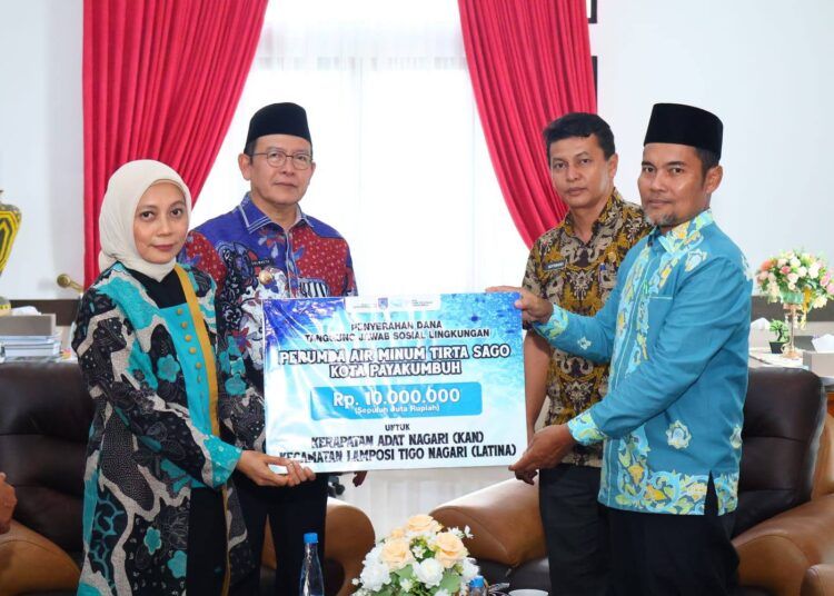 Pemerintah Kota Payakumbuh memperkuat peran lembaga adat dalam pembinaan generasi muda, pelestarian budaya, dan menjaga keharmonisan sosial masyarakat. Upaya tersebut diwujudkan melalui penyaluran bantuan Tanggung Jawab Sosial dan Lingkungan (TJSL) Perumda Air Minum Tirta Sago senilai Rp10 juta kepada Kerapatan Adat Nagari (KAN) Kecamatan Lamposi Tigo Nagari.