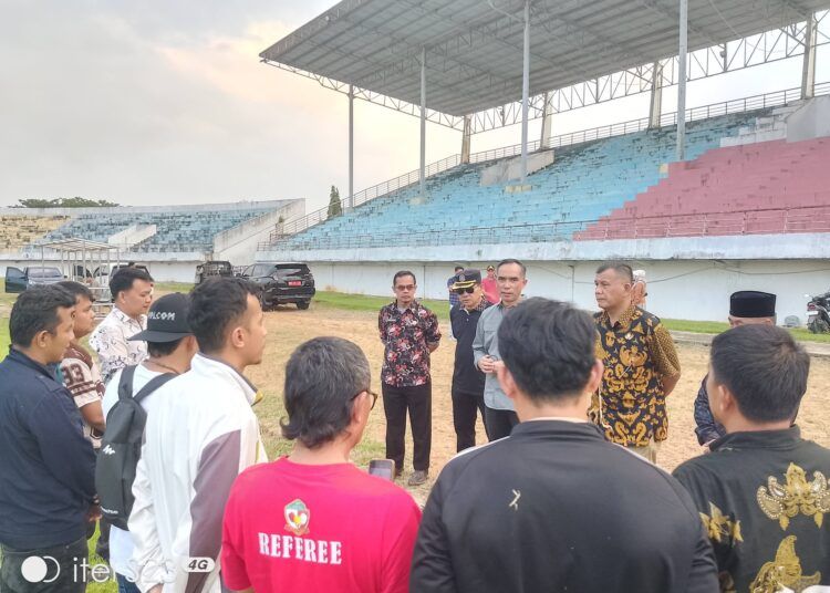 Sekretaris Daerah Kabupaten Dharmasraya, Medison, saat menghadiri briefing akhir perangkat pertandingan di Sport Center Dharmasraya menjelang kick off DCL 2026, Kamis  (4/6/2026).