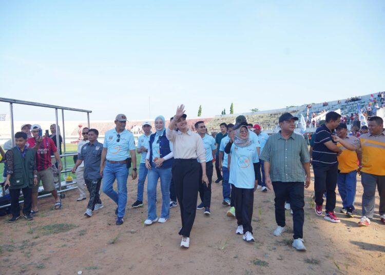 Bupati Dharmasraya Annisa Suci Ramadhani, Wakil Bupati Dharmasraya Leli Arni, dan Forkopimda menyapa warga pada pembukaan Dharmasraya Champion League (DCL) 2026.