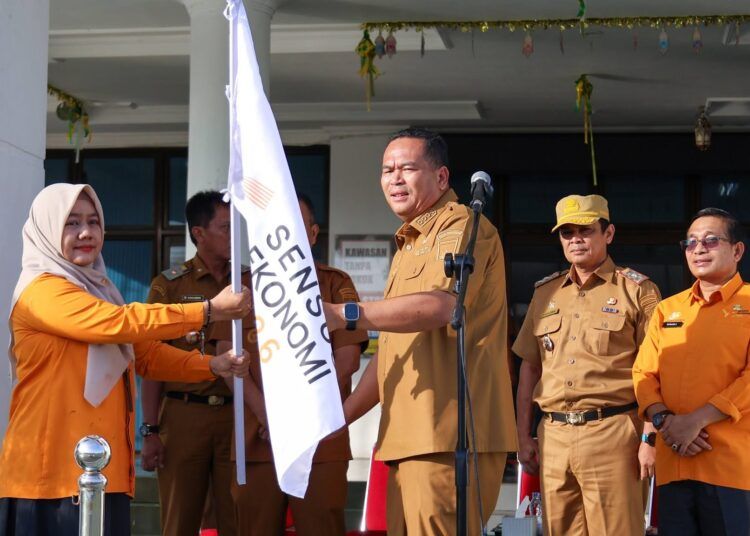 Wali Kota Pariaman Yota Balad melepas Petugas Sensus Ekonomi 2026 di Balai Kota Pariaman, Senin (15/6/2026).