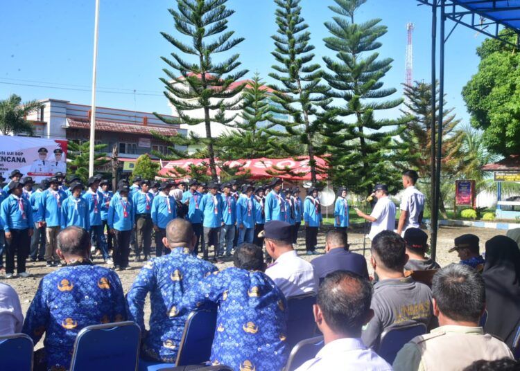 Bupati Padang Pariaman, John Kenedy Azis (JKA), mengukuhkan 60 pengurus Kampung Siaga Bencana (KSB) Kecamatan Lubuk Alung dalam Apel Pengukuhan dan Uji Standar Operasional Prosedur (SOP) Kampung Siaga Bencana di Aula Panti Asuhan Anak Bina Remaja Budi Utama Lubuk Alung, Rabu (17/6/2026).