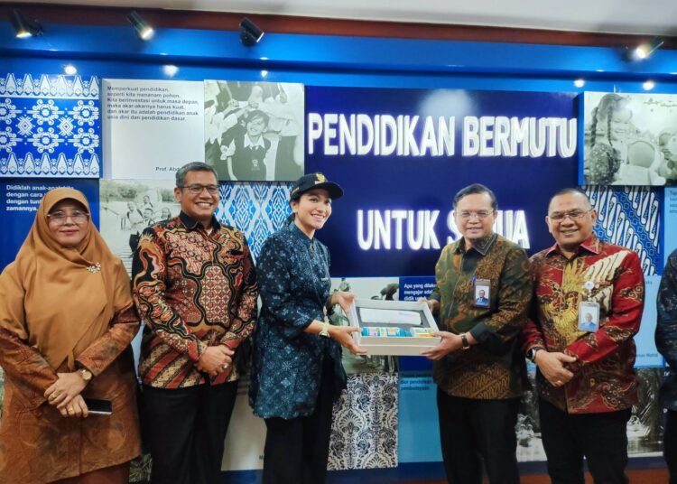 Bupati Dharmasraya Annisa Suci Ramadhani bertemu Direktur Jenderal PAUD, Pendidikan Dasar, dan Menengah (PAUD Dikdasmen) Kementerian Pendidikan Dasar dan Menengah, Gogot Suharwoto, di Jakarta, Kamis (25/6/2026).
