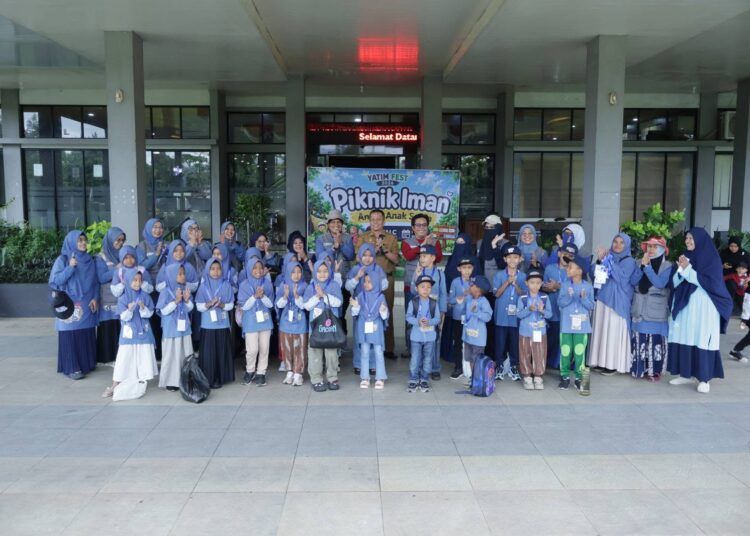 Wakil Wali Kota Payakumbuh Elzadaswarman secara resmi melepas peserta Yatim Fest 2026 di lobi Balai Kota Payakumbuh, Selasa (30/6/2026). Sebanyak 32 anak yatim mengikuti kegiatan Piknik Iman Anak-Anak Surga yang digelar PPALC dalam rangka menyemarakkan bulan Muharam.