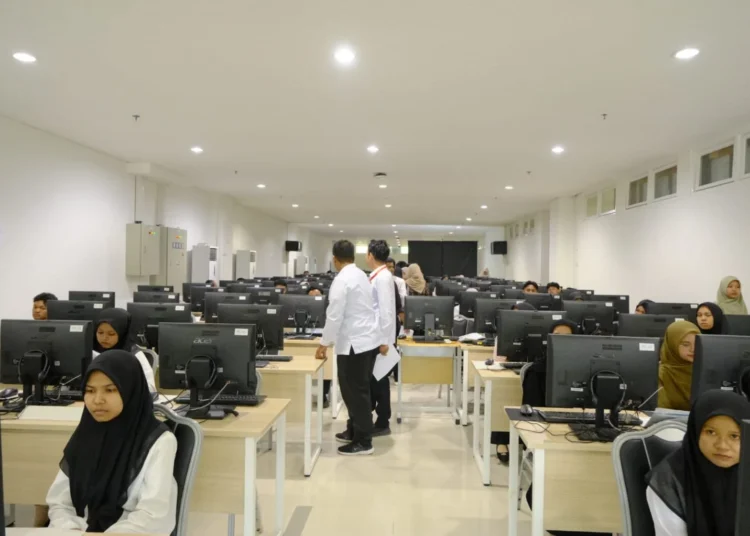 Sebanyak 1.128 peserta mengikuti Ujian Masuk Perguruan Tinggi Keagamaan Islam Negeri (UM-PTKIN) 2026 berbasis Sistem Seleksi Elektronik (SSE) Computer Based Test (CBT) di titik lokasi Universitas Islam Negeri (UIN) Imam Bonjol Padang.
