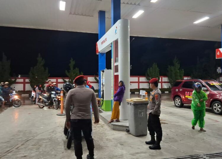 Satuan Reserse Kriminal (Satreskrim) Polres Agam memeriksa kendaraan yang mengantre BBM bersubsidi di SPBU kawasan Maninjau, Kecamatan Tanjung Raya, Kabupaten Agam, Selasa (9/6/2026) malam.
