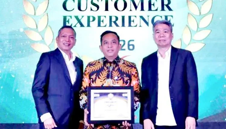 Direktur Utama Bank Nagari, Gusti Candra menerima penghargaan pada ajang 23rd Infobank-MRI Banking Service Excellence Appreciation 2026 di Jakarta pada Jumat (26/6/2026).