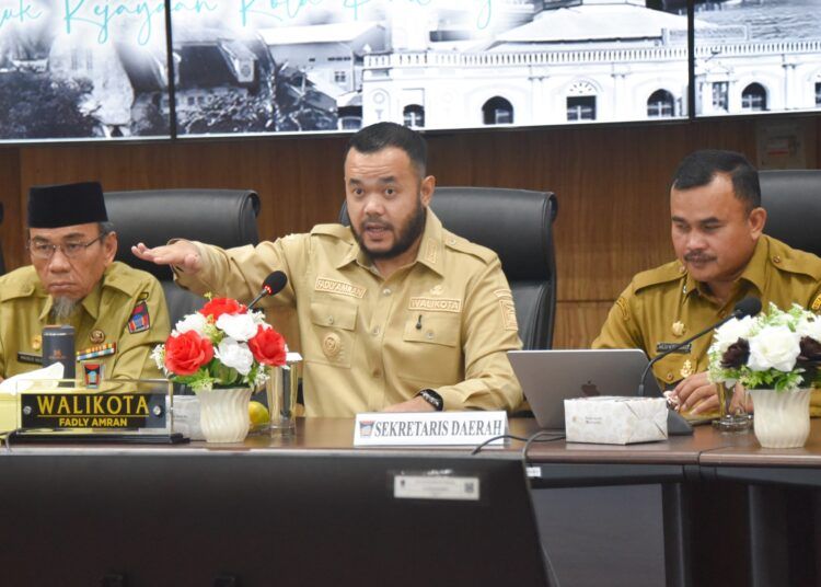 Wali Kota Padang Fadly Amran memimpin rapat koordinasi bulanan bersama jajaran pemerintah kota di Balai Kota Padang, Aie Pacah, Senin (15/6/2026).