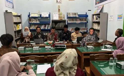 Wali Nagari Koto VIII Palangai, Safridul, menerima tim dari Lembaga Penelitian dan Pengabdian Masyarakat (LPPM) UIN Imam Bonjol Padang di ruang kerjanya, Kamis (7/5). Foto: UIN Imam Bonjol