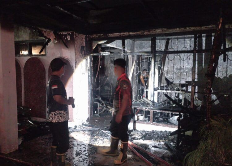Sebuah rumah yang sekaligus dijadikan kafe di Korong Pasa Gaduang, Nagari Sungai Abang, Kecamatan Lubuk Alung, Padang Pariaman, Sumatera Barat (Sumbar), pada Senin (1/6/2026) sekitar pukul 1.00 WIB. Foto: Satpol PP dan Damkar Padang Pariaman