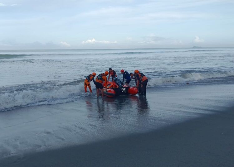 Tim SAR mencari korban tenggelam di Pantai Sunur, Desa Pasir Sunur Kecamatan Pariaman Selatan, Kota Pariaman, pada Senin (1/6/2026). Foto: Kantor SAR Padang