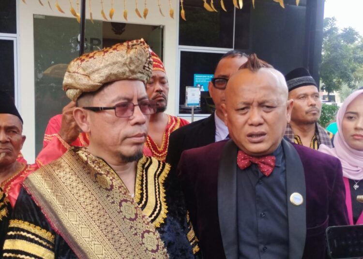 Mahkamah Adat Alam Minangkabau melaporkan Permadi Arya atau Abu Janda ke Polda Sumatera Barat, Senin (1/6/2026).