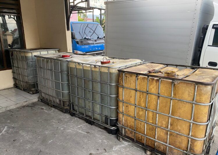 Empat pria ditangkap Polsek Lubuk Kilangan karena diduga menimbun BBM bersubsidi jenis Biosolar di Bandar Buat, Padang. Polisi menyita tangki, mobil boks, tiga tedmon, dan memperkirakan kerugian mencapai Rp100 juta.