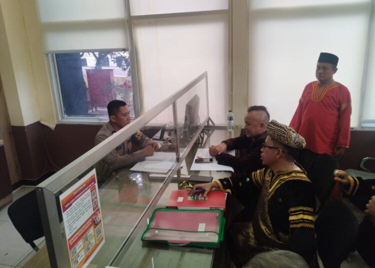 Mahkamah Adat Alam Minangkabau melaporkan Permadi Arya atau Abu Janda ke Polda Sumatera Barat, Senin (1/6/2026).