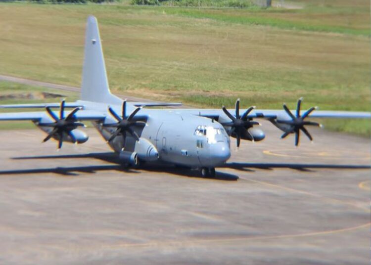 Sebuah pesawat militer jenis Lockheed C-130T Hercules milik United States Air Force (US Air Force) yang mendarat darurat dengan selamat di Bandara Internasional Minangkabau di Padang Pariaman kini telah kembali mengudara, Jumat (5/6/2026). Foto: Tangkapan layar media sosial