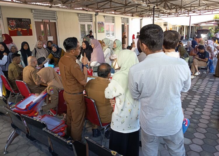 Dinas Pendidikan Kota Padang mulai mengkurasi sertifikat jalur prestasi siswa SPMB 2026/2027 di kantor mereka pada Selasa (2/6/2026). Foto: Fazrinaldo/Sumbarkita