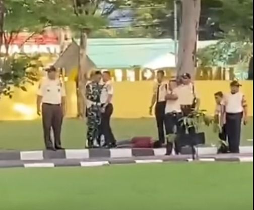 Dua mahasiswa Universitas Negeri Padang (UNP) diduga terkena peluru nyasar saat berada di lapangan depan rektorat pada Selasa (2/6/2026) sore. Foto: Tangkapan layar media sosial