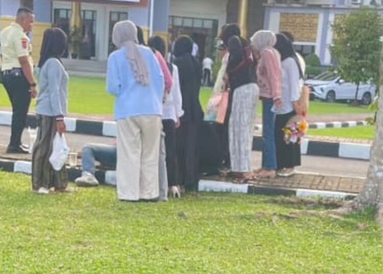 Dua orang diduga menjadi korban peluru nyasar di kawasan Universitas Negeri Padang (UNP) di Air Tawar, Kecamatan Padang Utara, Kota Padang, Sumatera Barat, pada Selasa (2/6/2026) sekitar pukul 17.00 WIB. Foto: Tangkapan layar media sosial