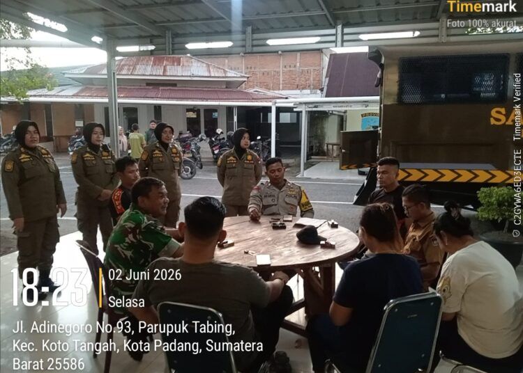 Satuan Polisi Pamong Praja (Satpol PP) Kota Padang mengamankan empat orang yang diduga melakukan praktik kumpul kebo di Perumahan Taman Firdaus, Kelurahan Padang Sarai, Kecamatan Koto Tangah pada Selasa (2/6/2026) sekitar pukul 17.17 WIB.