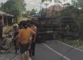 Video: Truk Bermuatan Kelapa Terbalik di Padang, Diduga Rem Blong