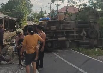 Video: Truk Bermuatan Kelapa Terbalik di Padang, Diduga Rem Blong
