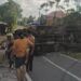 Video: Truk Bermuatan Kelapa Terbalik di Padang, Diduga Rem Blong
