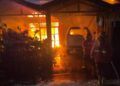 Video: Kebakaran Rumah di Padang, Damkar Berjibaku Padamkan Api