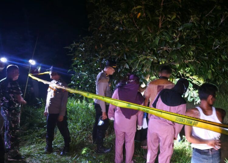 Polisi olah TKP penemuan pemuda inisial FFH (23) ditemukan meninggal dunia dalam kondisi tergantung di sebuah pohon jambu di area perkebunan sawit Plasma YTM Blok C 23/24, Jorong Padang Mardani, Nagari Manggopoh, Kecamatan Lubuk Basung, Kabupaten Agam, Sumatera Barat, pada Rabu (3/6/2026) sekitar pukul 17.30 WIB. Foto: Polsek Lubuk Basung,