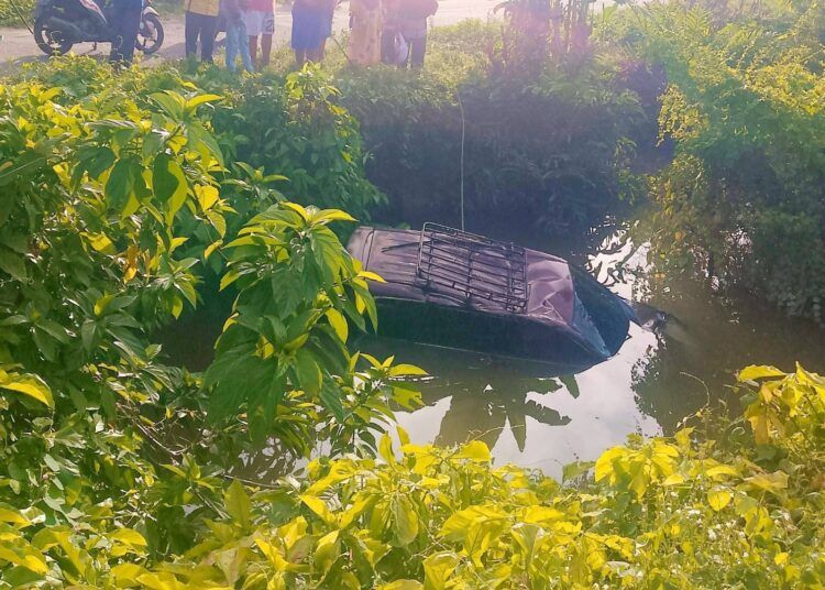 Sebuah minibus masuk sungai di Kecamatan Bayang, Kabupaten Pesisir Selatan, Sumatera Barat, pada Kamis (4/6). Foto: Tangkapan layar media sosial