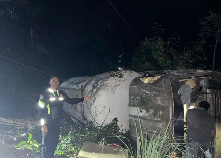 Sebuah truk yang membawa semen curah dengan nomor polisi BM 9719 AK rebah kuda di Jalan Lintas Solok, Jorong Sawah Iliah, Nagari Talang, Kecamatan Gunung Talang, Kabupaten Solok, Sumatera Barat, pada Rabu (3/6/2026) malam. Foto: Polres Solok