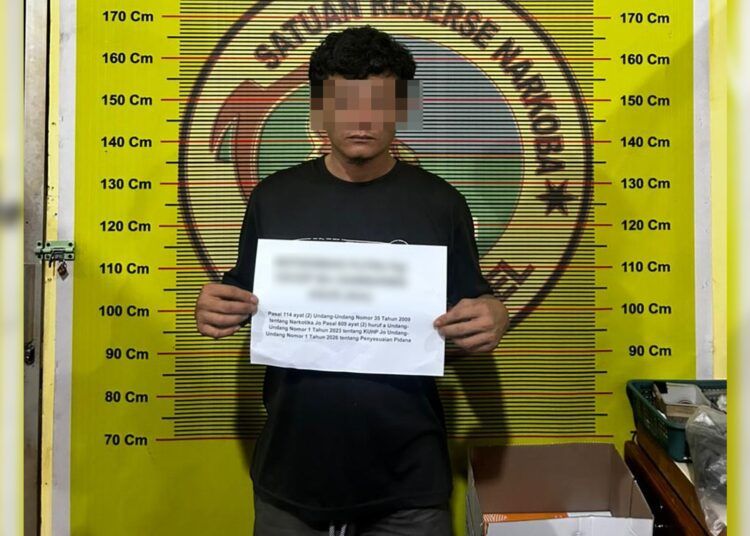 Polisi menangkap seorang pria terduga bandar sabu-sabu di rumahnya di Kampung Tarok Randah, Nagari Koto VIII Pelangai, Kecamatan Ranah Pesisir, Pesisir Selatan, Sumatera Barat (Sumbar), pada Rabu (3/6/2026) pukul 23.00 WIB. Foto: Polres Pesisir Selatan