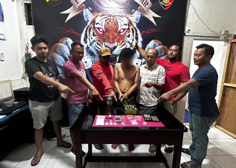 Polisi menangkap seorang pria terduga bandar sabu-sabu di rumahnya di Kampung Tarok Randah, Nagari Koto VIII Pelangai, Kecamatan Ranah Pesisir, Pesisir Selatan, Sumatera Barat (Sumbar), pada Rabu (3/6/2026) pukul 23.00 WIB. Foto: Polsek Ranah Pesisir
