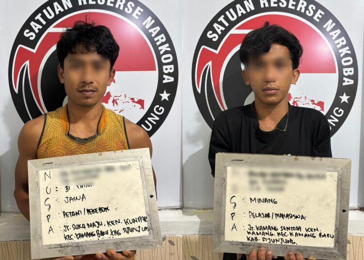 Polisi menangkap dua pria di sebuah pondok yang berada di Jorong Kamang Sentosa, Nagari Kamang, Kecamatan Kamang Baru, Sijunjung, pada Rabu (3/6/2026) malam atas dugaan mengedarkan sabu-sabu. Foto: Polres Sijunjung