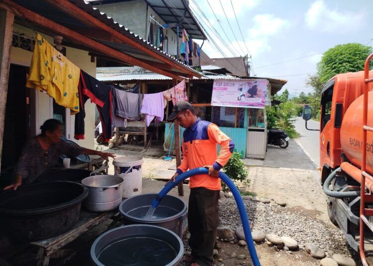 Warga Kampung Pinang, Kelurahan Lambung Bukit, Kecamatan Pauh, Kota Padang, masih mengandalkan bantuan air bersih dan sumber air irigasi untuk memenuhi kebutuhan sehari-hari enam bulan setelah bencana melanda wilayah tersebut. BPBD Kota Padang terus menyalurkan bantuan air ke daerah yang terdampak krisis pasokan.