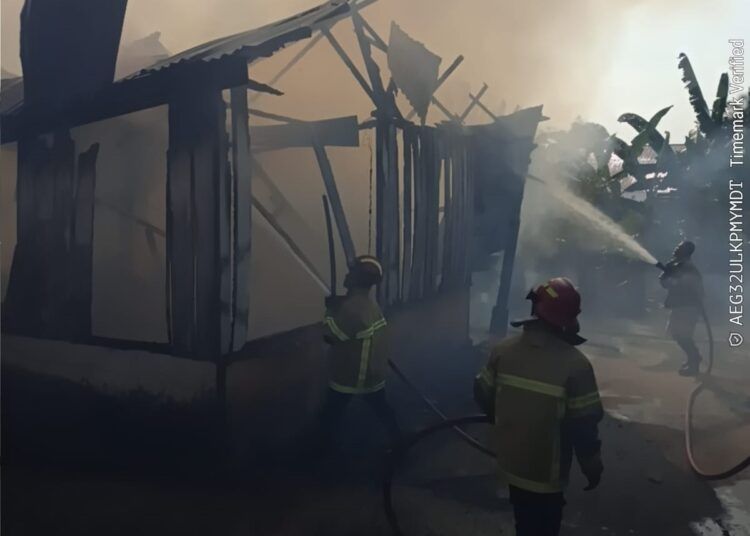 Sebuah rumah semi permanen di Napar, Kecamatan Payakumbuh Utara, Kota Payakumbuh, Sumatera Barat (Sumbar), terbakar pada Sabtu (6/6/2026) sore. Foto: Damkar Payakumbuh