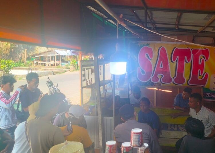 Warga Nagari Tarantang, Kecamatan Harau, Lima Puluh Kota, Sumatera Barat (Sumbar), mengamankan seorang pria yang diduga sebagai pelaku begal bermodus pocong pada Sabtu (6/6/2026).