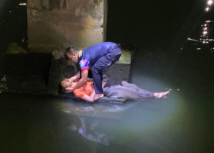 Petugas Dinas Pemadam Kebakaran Kota Padang mengevakuasi Hendri (47), seorang pemulung yang terjatuh ke Banda Bakali di kawasan Rimbo Kaluang, Padang Barat, Minggu (7/6/2026) dini hari. Korban yang ditemukan dalam kondisi tidak sadarkan diri itu kemudian dilarikan ke rumah sakit dan dilaporkan dalam kondisi kritis. Foto: Damkar Kota Padang.