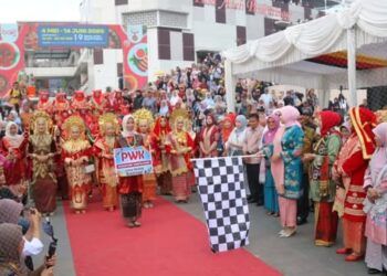 Parade 1.700 Perempuan Berbusana Minang Semarakkan HUT ke-100 Jam Gadang di Bukittinggi
