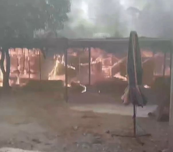 Kebakaran melanda kawasan di Jalan Jenderal Sudirman, Pondok II, Kecamatan Pariaman Tengah, Kota Pariaman, Sumatera Barat, pada Minggu (7/6/2026) sekitar pukul 14.50 WIB. Foto: Tangkapan layar media sosial