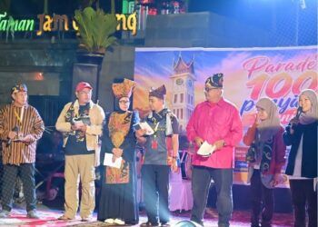 Parade 100 Penyair Dunia di Jam Gadang Meriahkan Penutupan IMLF 2026