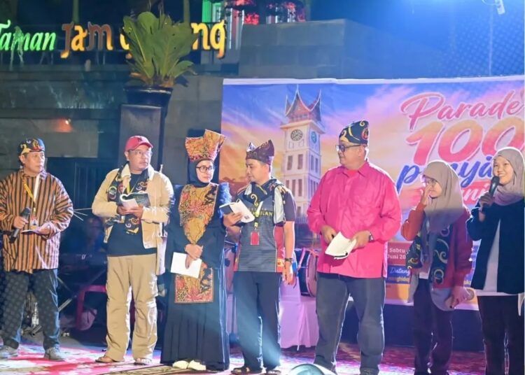 Parade 100 Penyair Dunia di kawasan Pedestrian Jam Gadang, Bukittinggi, menutup rangkaian kegiatan International Minangkabau Literacy Festival (IMLF) 2026 pada Sabtu (6/6).