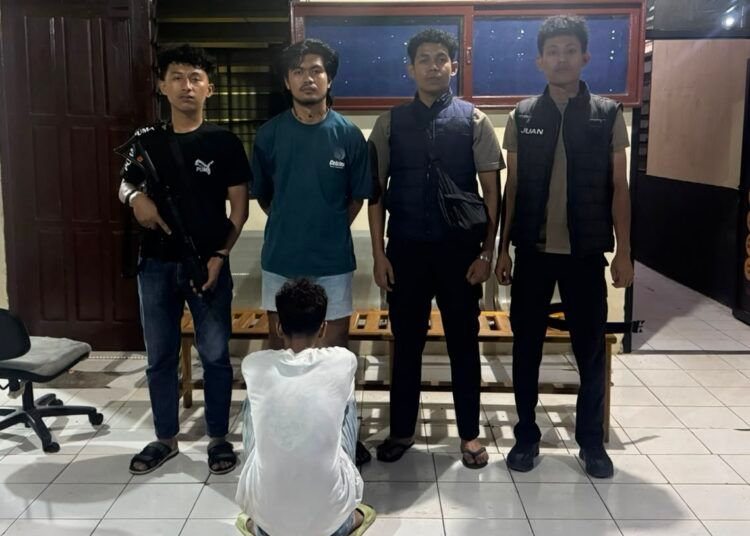 Polisi dan warga menangkap seorang remaja di rumahnya di Jorong Balai Labuah Bawah, Nagari Lima Kaum, Kecamatan Lima Kaum, Tanah Datar, Sumatera Barat (Sumbar), pada Sabtu (6/6/2026) sekitar pukul 20.00 WIB karena diduga mencuri di sebuah rumah warga. Foto: Polres Tanah Datar